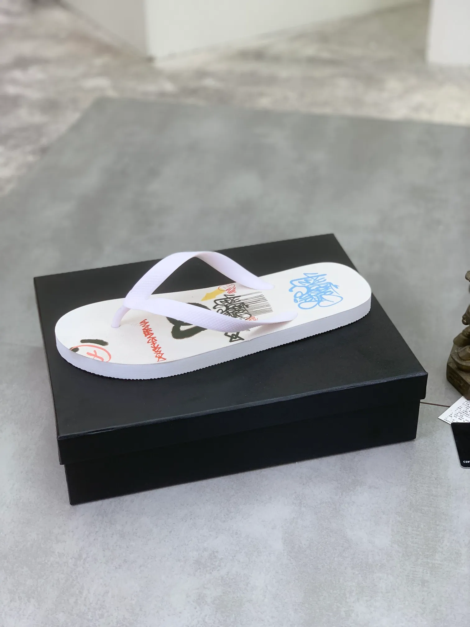 Men's Men's Shoes💰P220💰[New Style]🆘[DG]Official Website Couple🧑‍🤝‍🧑Hot-selling Dolce & Gabbana Men's Flip-Flops are on sale at the counter simultaneously! Original fabric imported from Italy. Original bottom provided by the original factory. Size: Adult 36-45. Children’s size: 30-37. Multiple colors available.